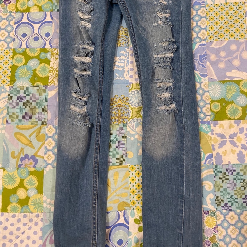 LIGHT WASH RIPPED JEANS - Picture 3 of 4